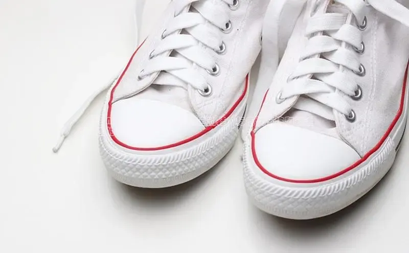 球速体育app下载地址手机版慧博云通**Nike Air Force 1 黑勾运动鞋：标志性风格和舒适
性的完美结合**