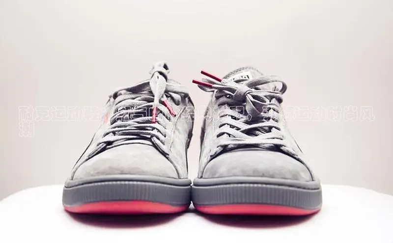 球速体育welcome登录华策影视耐克运动鞋：红与白的经典搭配，引领运动时尚风
潮