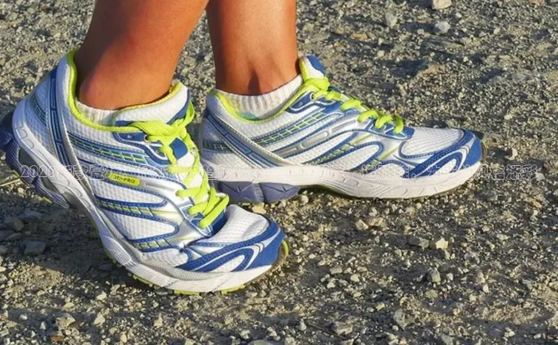 2025新款登场：最新潮流趋势揭晓——‘脚宽’运动鞋，为您的风格添彩