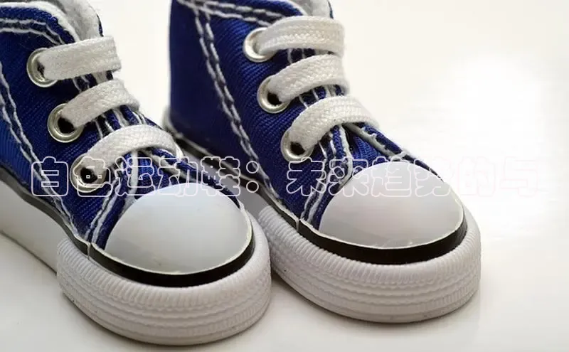 白色运动鞋：未来趋势的与